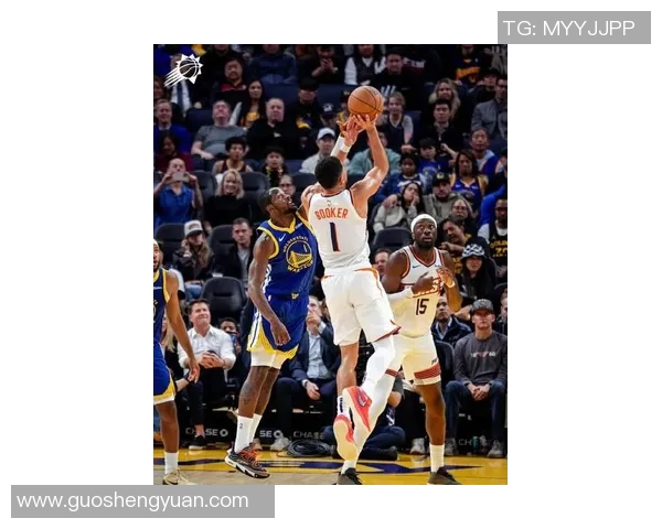 布克遭遇严密防守表现低迷18投仅4中贡献10分16助攻却有9次失误