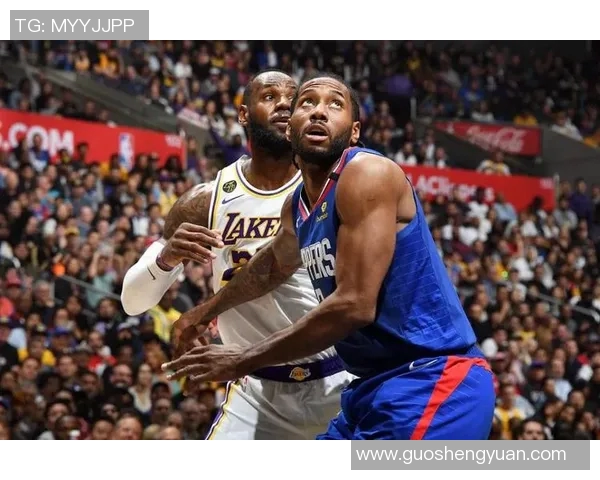 小卡与老詹的快船湖人一年前的荣耀与如今的困境形成鲜明对比